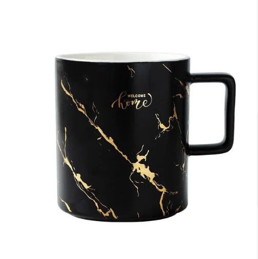 Mug noir motif marbre avec accents dorés