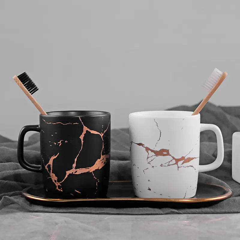 Lot mugs motif marbre avec accents dorés