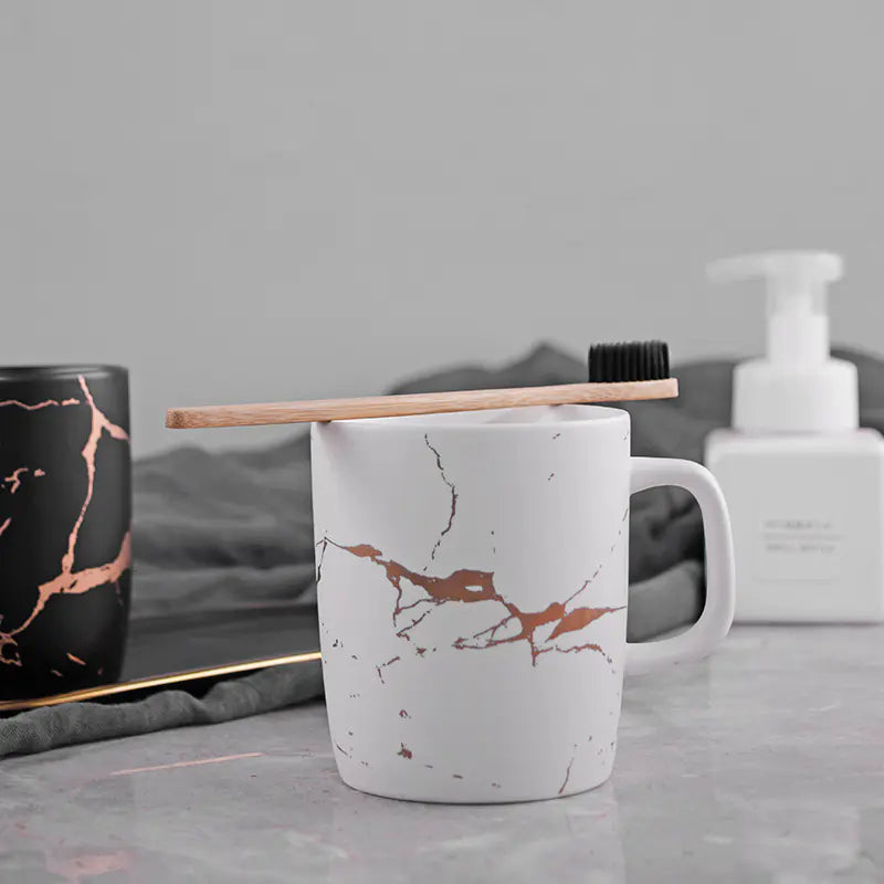 Mug blanc motif marbre avec accents dorés