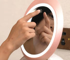 Boîte à maquillage avec miroir LED et rangement skincare