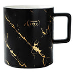 Mug noir motif marbre avec accents dorés