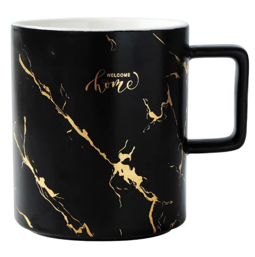 Mug noir motif marbre avec accents dorés