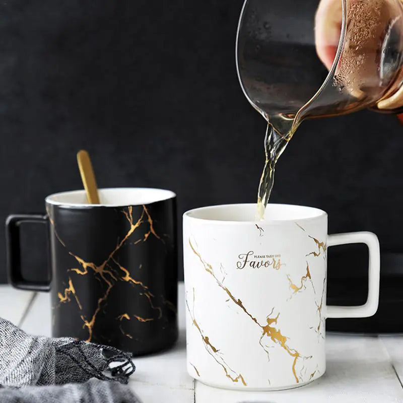 Mugs motif marbre avec accents dorés